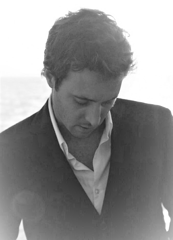This image has an empty alt attribute; its file name is alex-oloughlin-2009.jpg