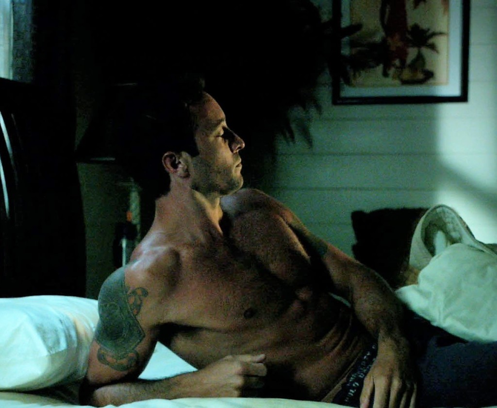 This image has an empty alt attribute; its file name is alex-oloughlin-as-steve-in-h50-s02e09-33.jpg