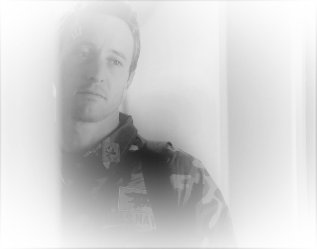 This image has an empty alt attribute; its file name is alex-oloughlin-as-steve-in-h50-s02e21-3.jpg