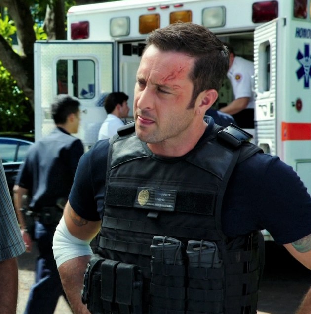 This image has an empty alt attribute; its file name is alex-oloughlin-as-steve-in-h50-s05e13-a.jpg