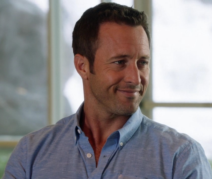 This image has an empty alt attribute; its file name is alex-oloughlin-as-steve-in-h50-s06e11-a.jpg