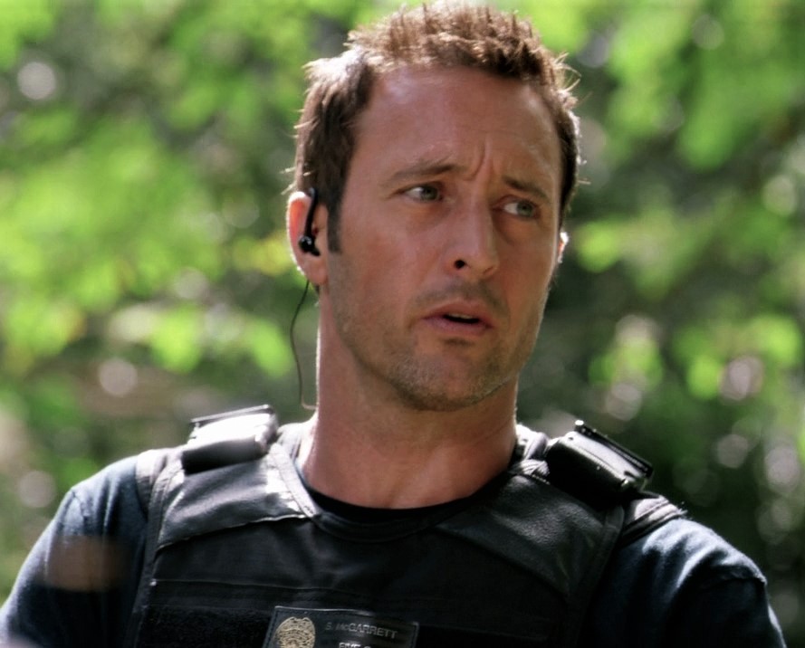 This image has an empty alt attribute; its file name is alex-oloughlin-as-steve-in-h50-s06e21.jpg