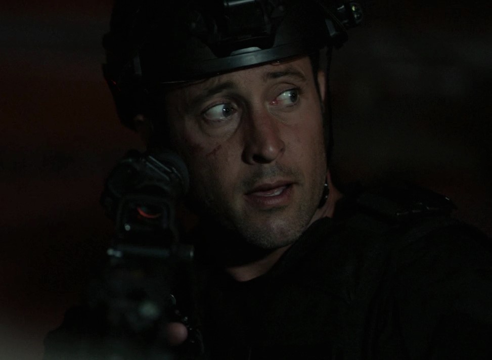 This image has an empty alt attribute; its file name is alex-oloughlin-as-steve-in-h50-s07e02-a.jpg