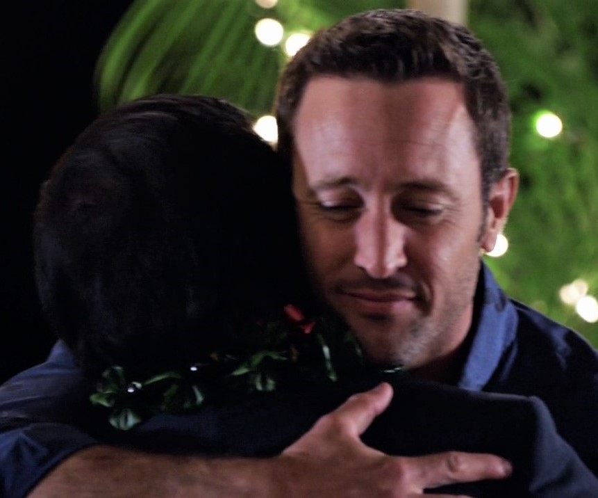 This image has an empty alt attribute; its file name is alex-oloughlin-as-steve-in-h50-s07e13-a-3.jpg