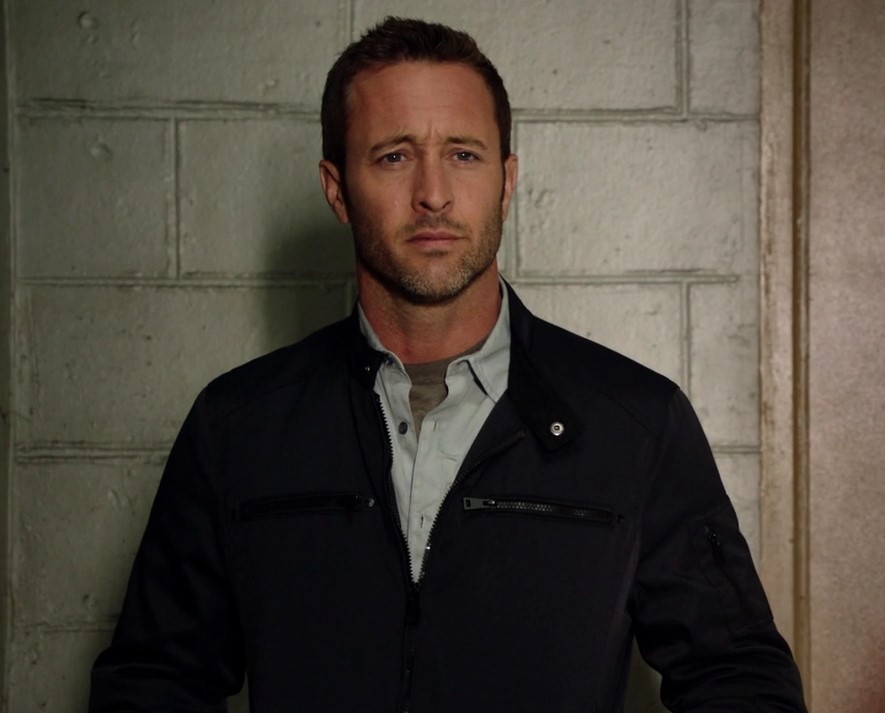 This image has an empty alt attribute; its file name is alex-oloughlin-as-steve-in-h50-s07e24.jpg