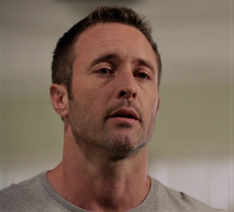 This image has an empty alt attribute; its file name is alex-oloughlin-as-steve-in-h50-s09e10-b.jpg